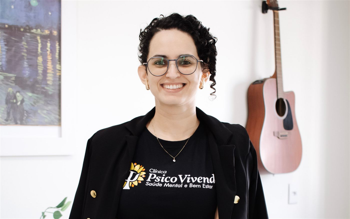Aline Vicente, psicóloga e neuropsicóloga, sorridente, vestindo camiseta da Clínica PsicoVivenda